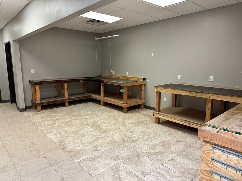 More Photos Of 10001 Lindberg Dr, Midland Warehouse For Lease