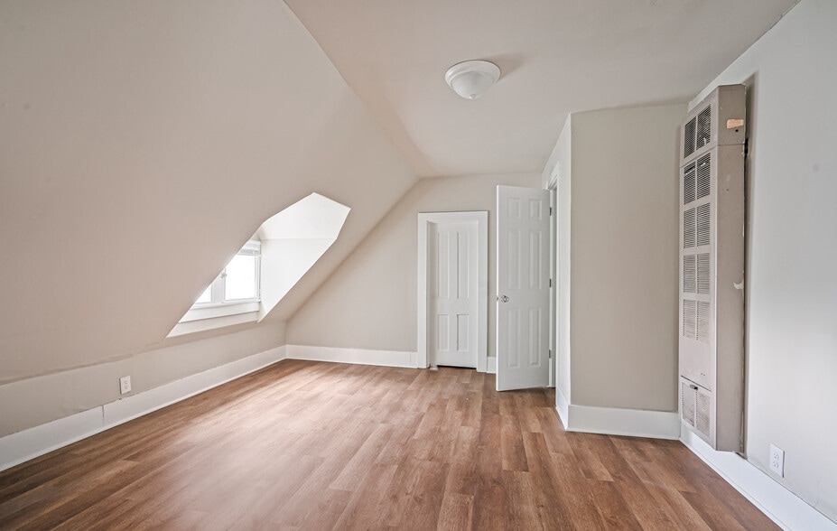 More Photos Of 924 W 5th St, Appleton Apartments For Sale