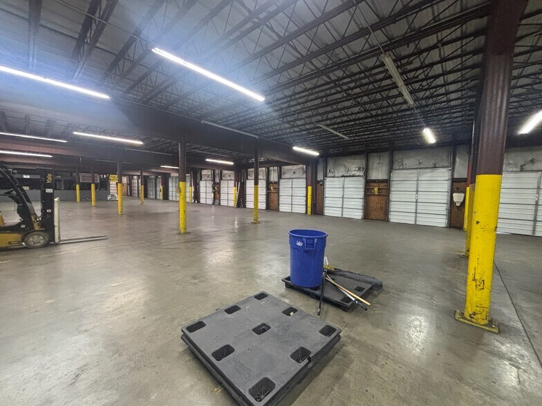 More Photos Of 9151 Youree Dr, Shreveport Distribution For Lease