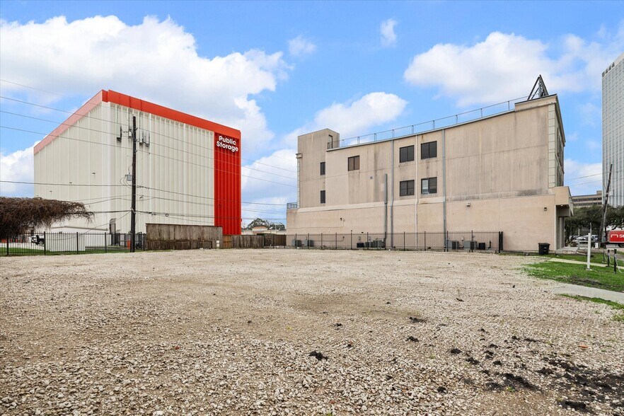 More Photos Of 5525 Westheimer Rd, Houston Freestanding For Lease