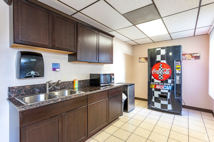 More Photos Of 1522 18th St, Bakersfield Storefront Retail Office For Lease