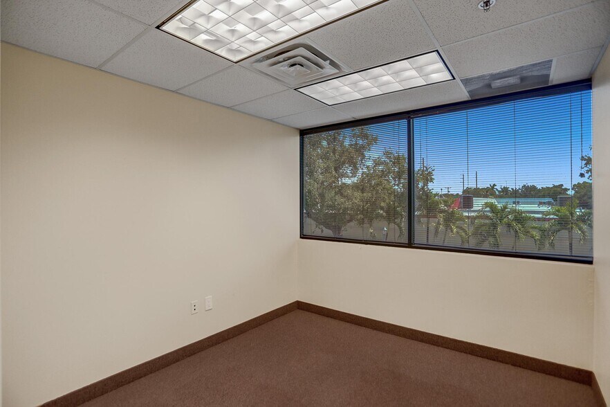 More Photos Of 2870 Stirling Rd, Hollywood Light Distribution For Sale