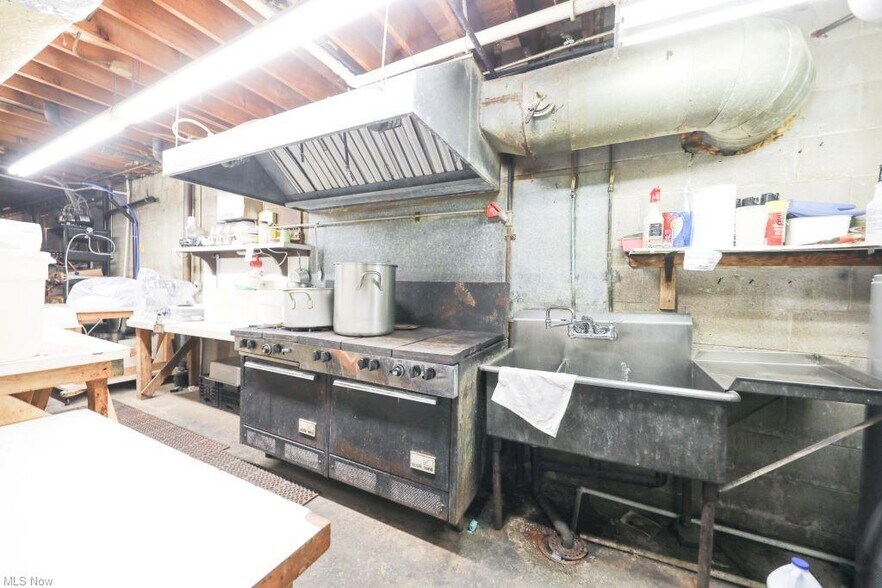 More Photos Of 387 S Broadway Ave, Salem Restaurant For Sale