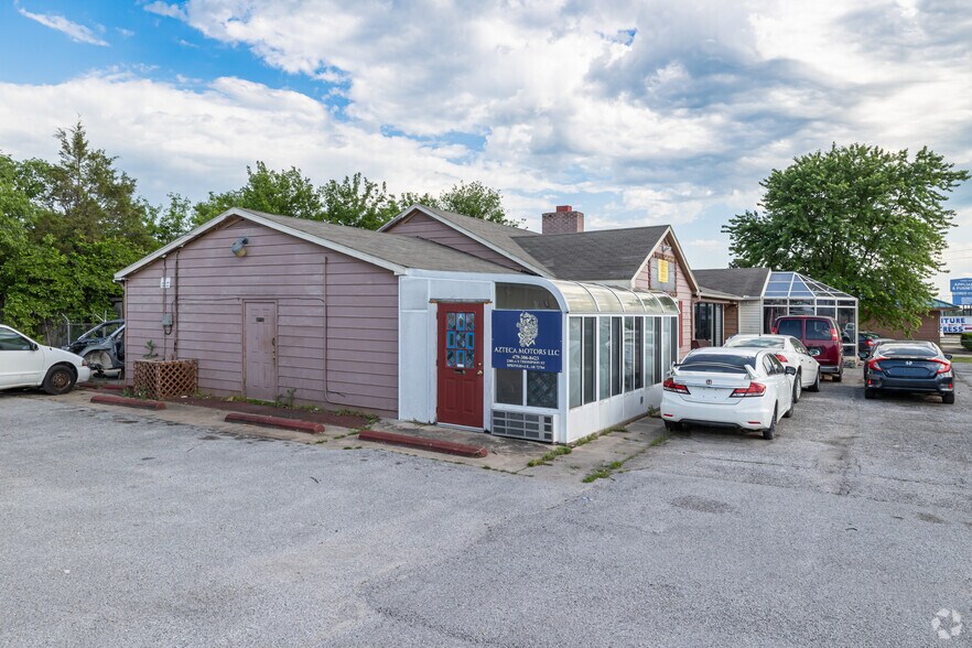 More Photos Of 2305 S Thompson St, Springdale Freestanding For Sale