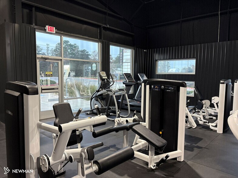 More Photos Of 1615 N Loop 336 E, Conroe Light Distribution For Sale