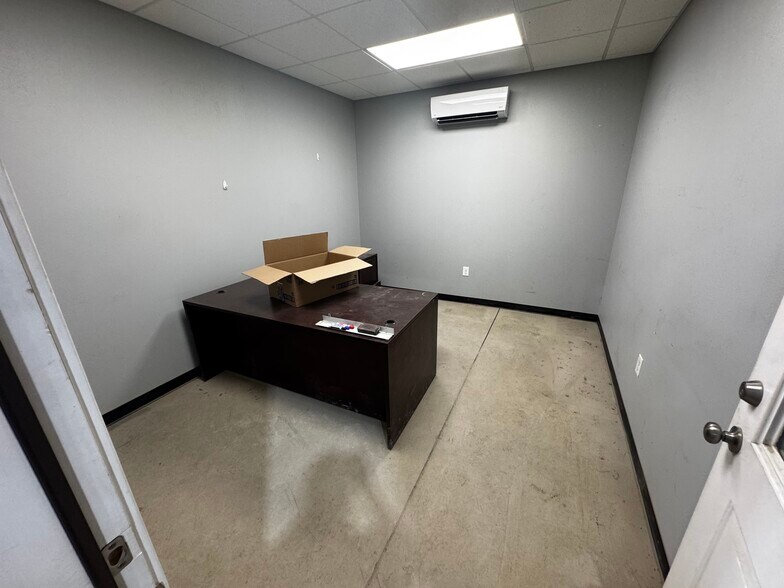 More Photos Of 2001 NE Broadway Ave, Des Moines Warehouse For Sale