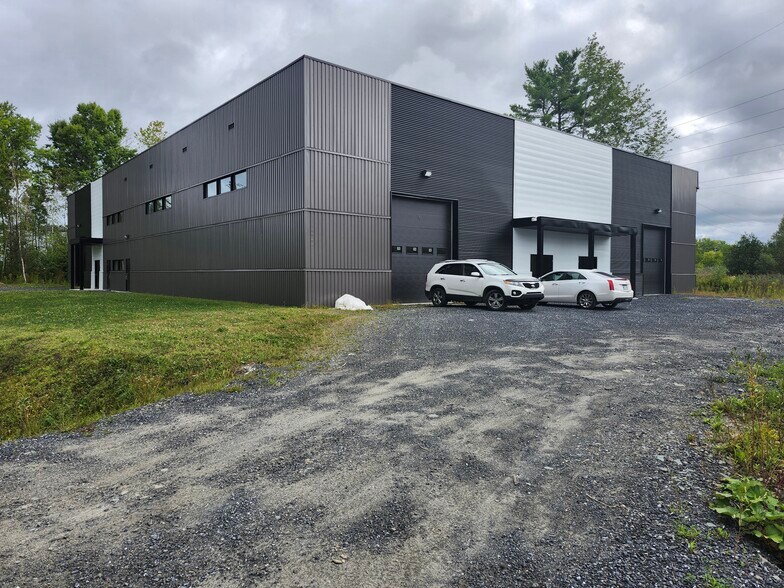 More Photos Of 425 Rue Yamaska, Waterloo Warehouse For Sale