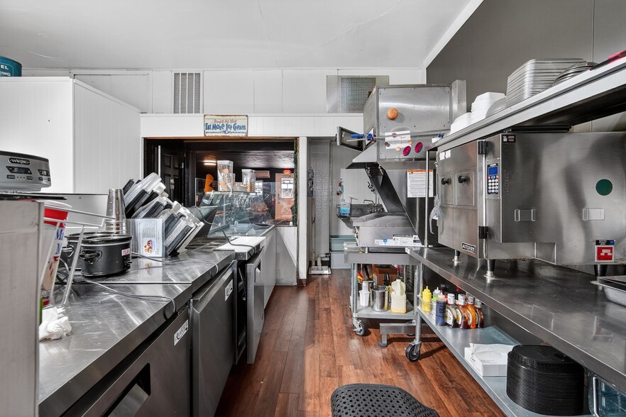 More Photos Of 124 S Fillmore St, Osceola Flex For Sale