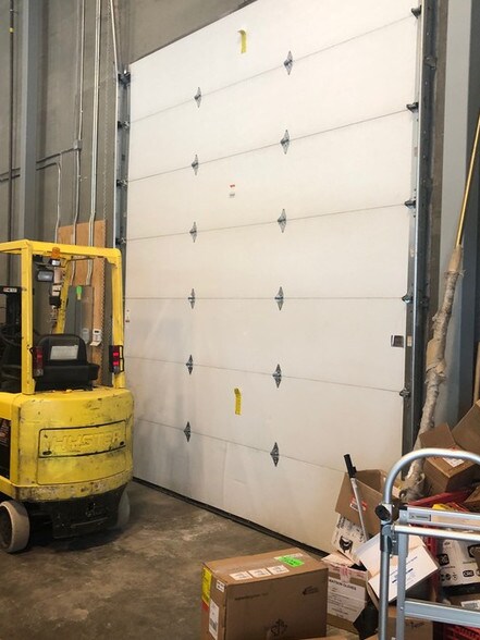 More Photos Of 118 East Lake Blvd NE, Airdrie Warehouse For Lease