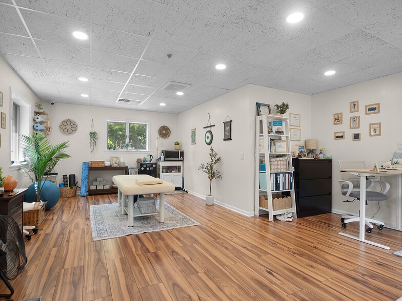 More Photos Of 644 E Main St, Palmyra Office For Sale