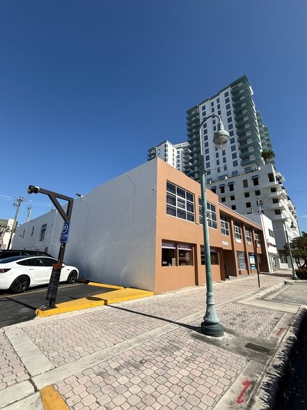 More Photos Of 1909 Harrison St, Hollywood Storefront Retail Office For Sale