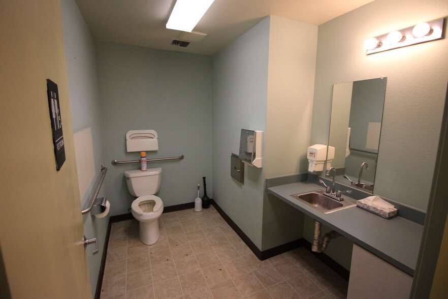 More Photos Of 5106 Hill Rd E, Lakeport Medical For Lease