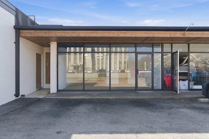 More Photos Of 1718 E Meadowmere St, Springfield General Retail For Lease