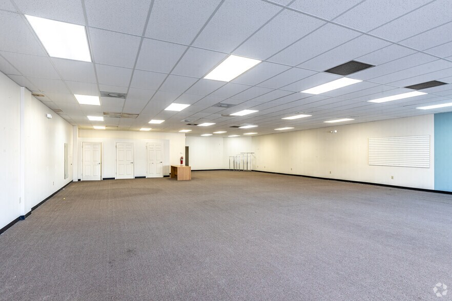 More Photos Of 3600-3840 W 95th St, Leawood Unknown For Lease