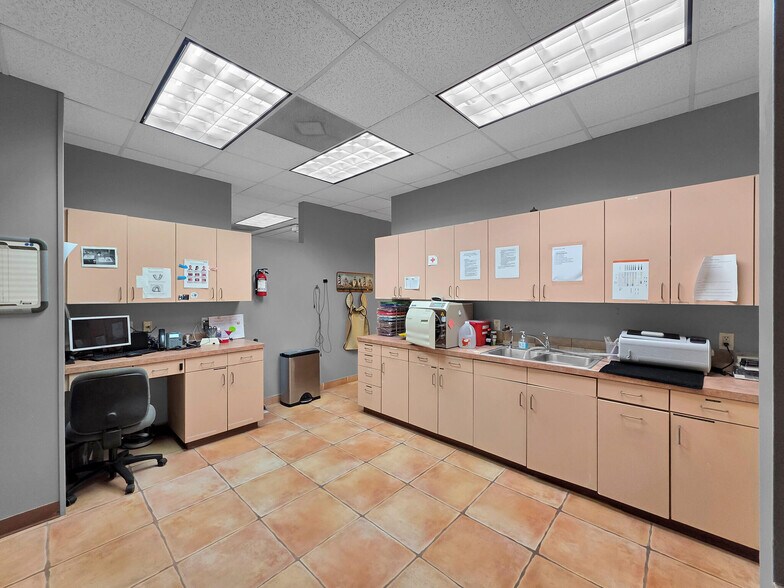 More Photos Of 6429 Fairmont Pky, Pasadena Office For Sale