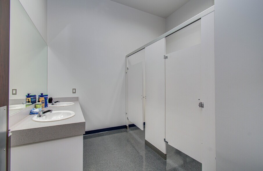 More Photos Of 9330 Kirby Dr, Houston Research And Development For Lease