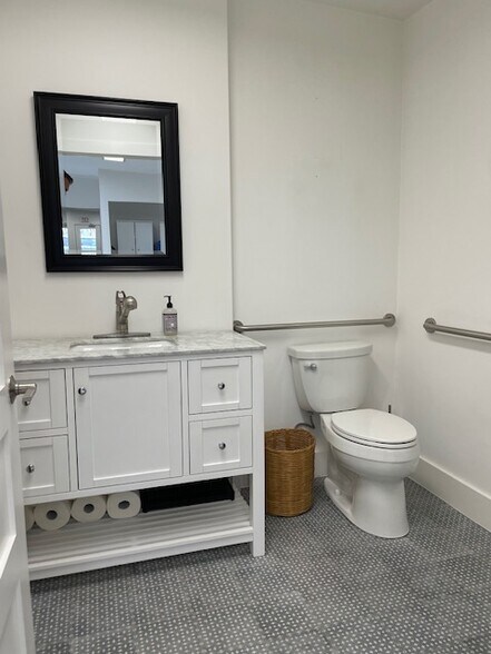 More Photos Of 1507 W North Loop Blvd, Austin Freestanding For Lease