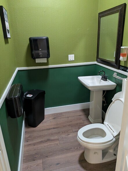 More Photos Of 10901 SE US Highway 441, Belleview Storefront Retail Office For Lease