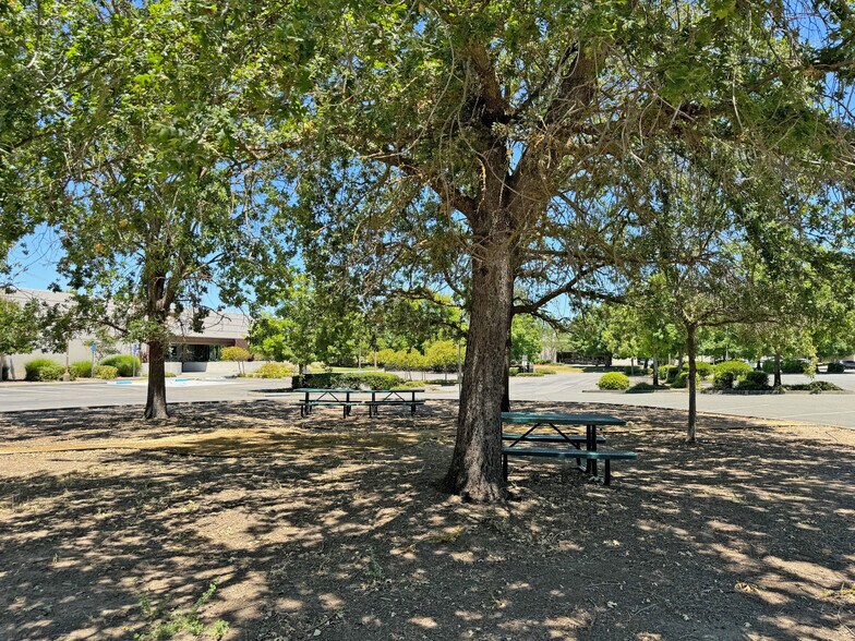 More Photos Of 424 Aviation Blvd, Santa Rosa Industrial For Lease