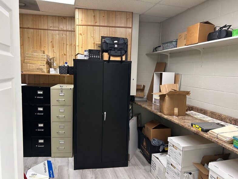 More Photos Of 1116 Old Logan Rd, Logan Flex For Lease