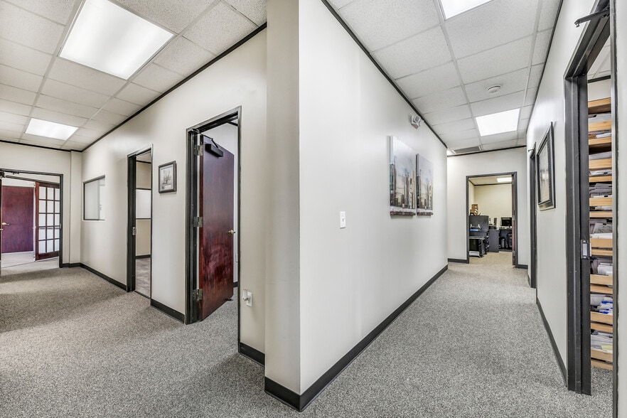 More Photos Of 2401 Parkwood Ave, Friendswood Office For Sale