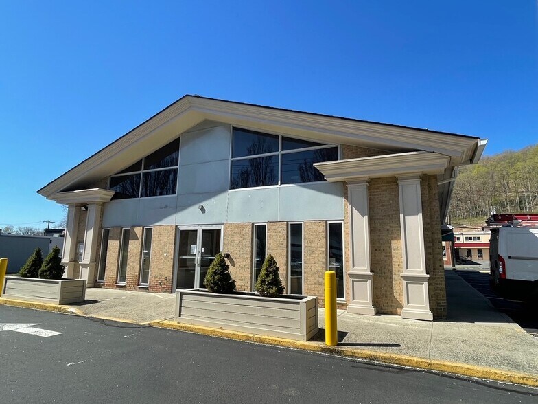 More Photos Of 194 Amity Rd, Woodbridge Bank For Lease