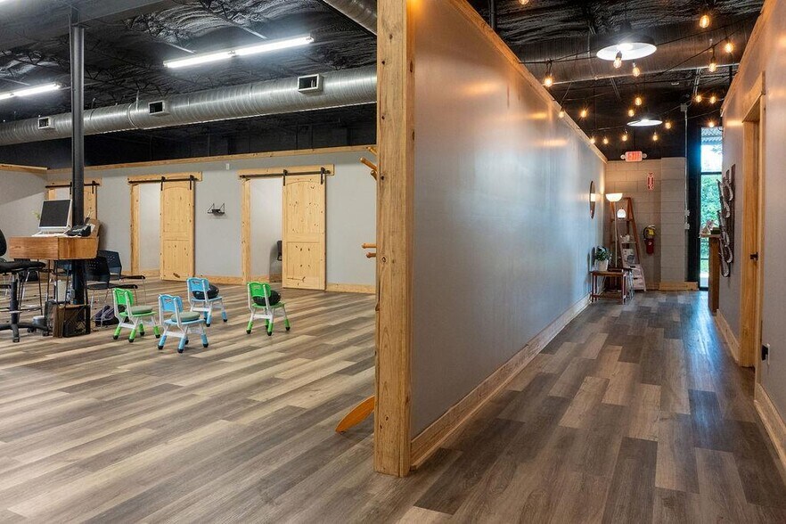 More Photos Of 214 S Church St, Dublin Flex For Sale