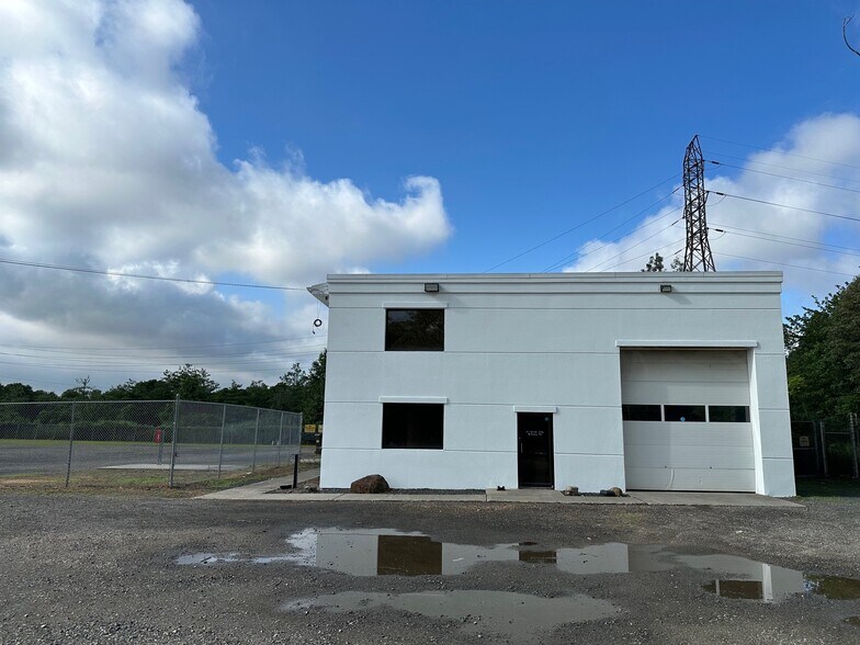 More Photos Of 83 Gross Ave, Edison Warehouse For Lease