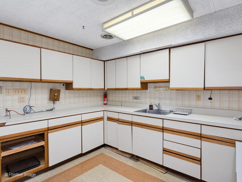 More Photos Of 9631 Gross Point Rd, Skokie Medical For Sale