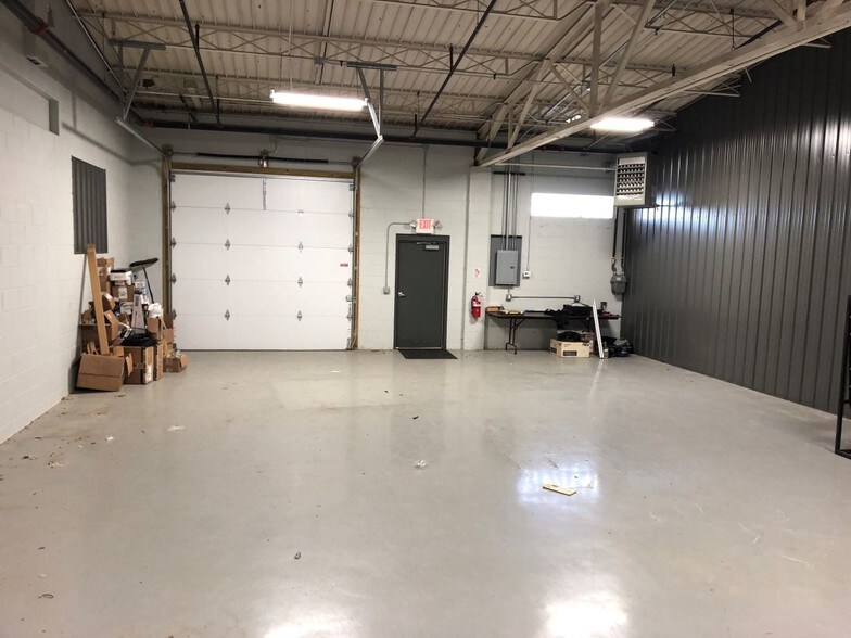 More Photos Of 7878 Gull Rd, Richland Warehouse For Lease