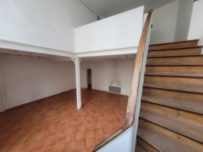 More Photos Of 11 Rue Chateaubriand, Paris Office For Sale