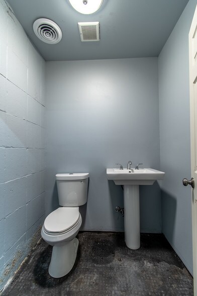 More Photos Of 620 S Staples St, Corpus Christi Auto Dealership For Sale