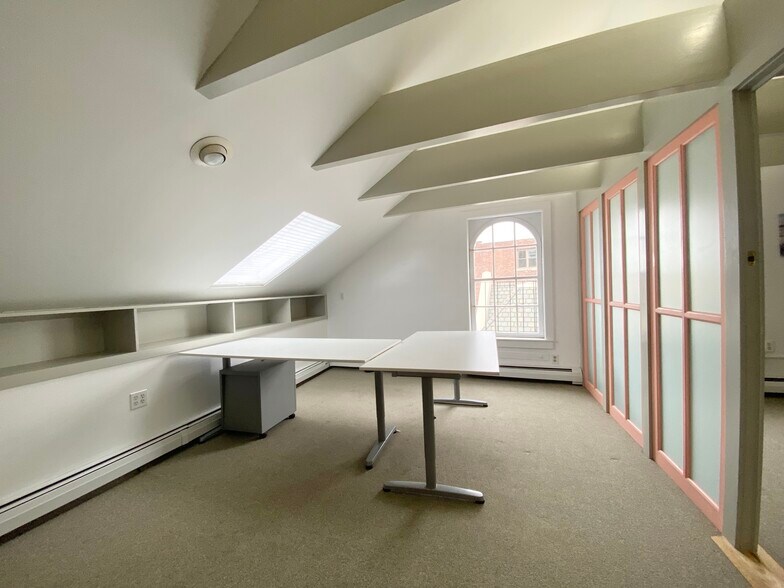 More Photos Of 302-306 Thames St, Newport Storefront Retail Office For Lease