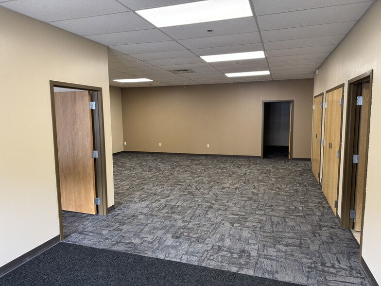 More Photos Of 400 Chapel Rd, South Windsor Flex For Sale