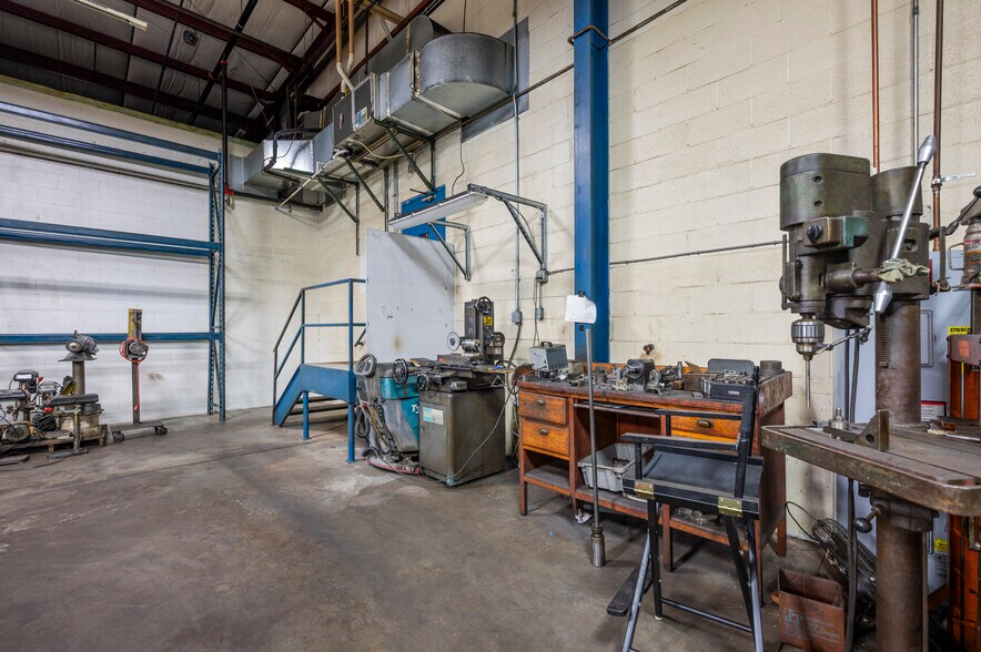 More Photos Of 151 Hanger Cir, Richmond Warehouse For Sale
