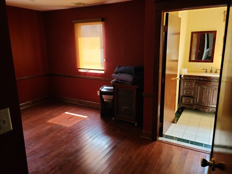 More Photos Of 221 Mineola Blvd, Mineola Office For Lease