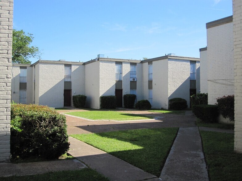 More Photos Of 2200 Wirt Rd, Houston Apartments For Sale