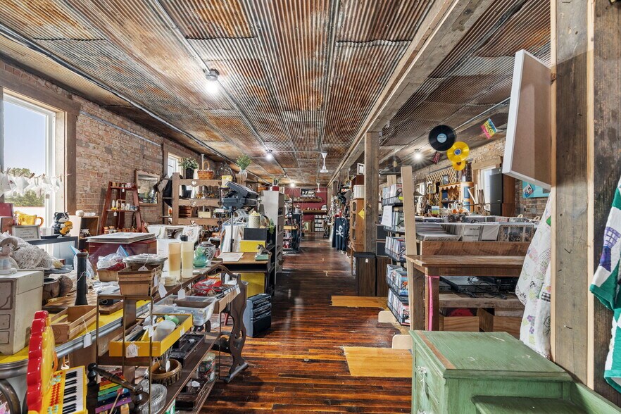 More Photos Of 126 S Main St, Gilman Showroom For Sale