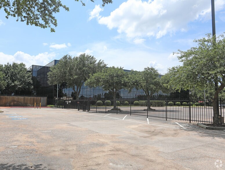 More Photos Of 530 Wells Fargo Dr, Houston Office For Sale