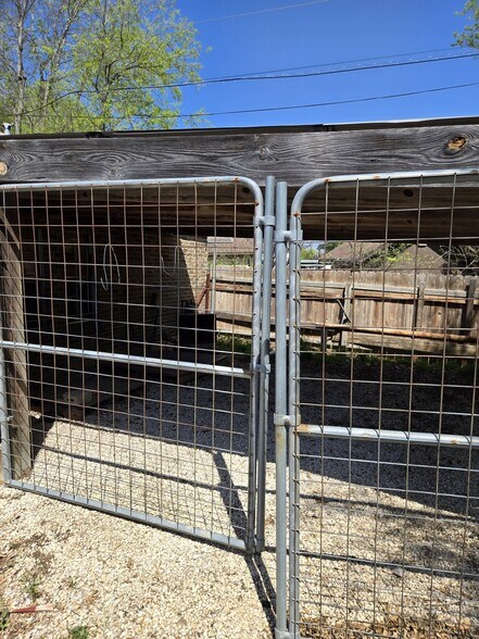 More Photos Of 203 Corinne Dr, San Antonio Auto Repair For Lease