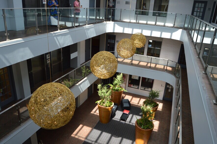 More Photos Of 881 Alma Real Dr, Pacific Palisades Loft Creative Space For Lease