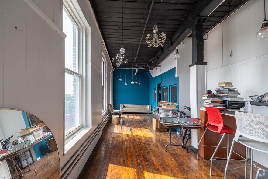 More Photos Of 208 S Pulaski St, Baltimore Light Manufacturing For Sale