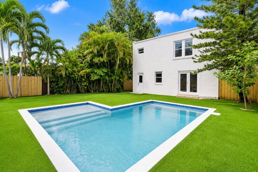 More Photos Of 22 NE 44th St, Miami Office Residential For Lease