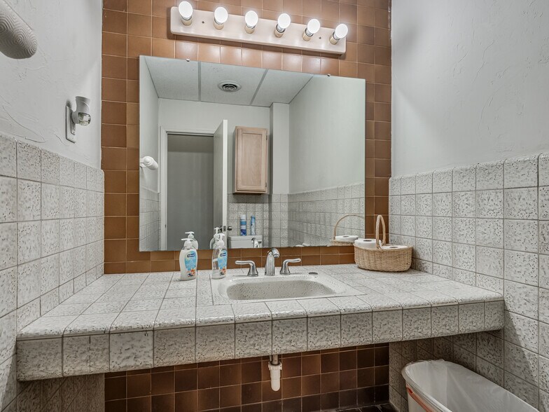 More Photos Of 3730-3732 N MacArthur Blvd, Warr Acres Showroom For Lease