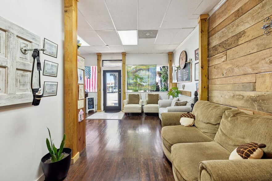 More Photos Of 220 Public Sq, Lafayette General Retail For Sale
