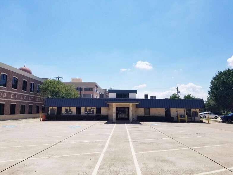 More Photos Of 541 W Main St, Lewisville Medical For Lease