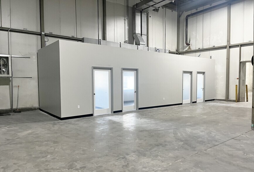 More Photos Of 1000 S Elmwood Dr, Mexico Warehouse For Lease