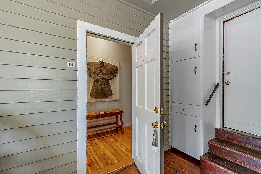 More Photos Of 240 E California St, Jacksonville Hotel For Sale