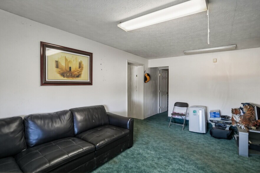 More Photos Of 501 S Breezewood Rd, Breezewood Specialty For Sale