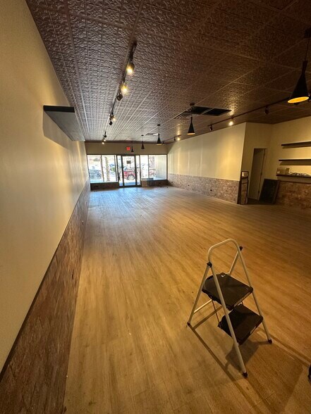 More Photos Of 127 N Marion St, Oak Park Storefront For Lease